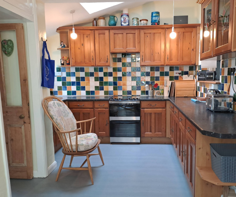 Swindon holiday home kitchen 6 x 5