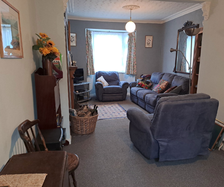 Swindon holiday home sitting room 6 x 5